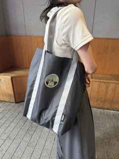肩掛けできるので重たい荷物を入れても安心。