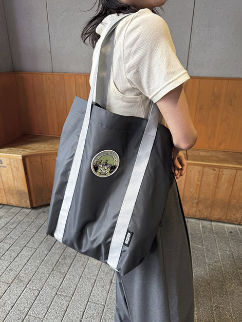 肩掛けできるので重たい荷物を入れても安心。