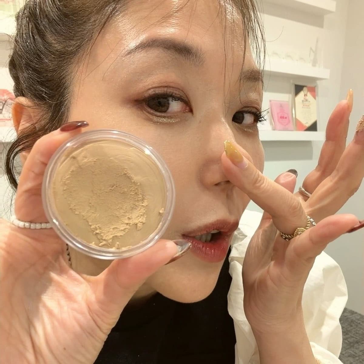 「小鼻や頬など毛穴が気になる部分に、指で薄くポンポンとなじませています。ベースメイクの上から使ってもヨレにくく、時間がない時でもサッとお直しできるので持ち歩きに欠かせません」