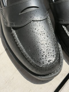 上の画像を見て分かるとおり、オールレザーの見た目でいて防水性は抜群です!