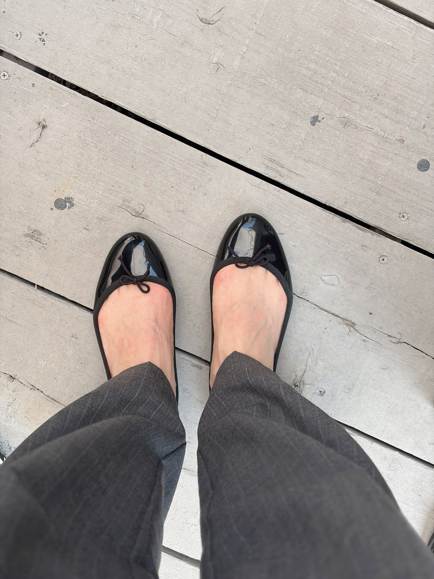 足の指の付け根の見え具合が絶妙。足の甲の肌面積が多いと、なんだか脚がスラッと見えるんですよね