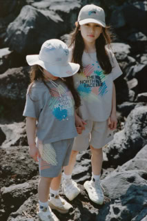 左)NT32616R|T S/S Composition Graphic Tee|¥8,250|CG・CL|100,110,120 NB42616R|T Composition Graphic Short|¥8,250|CG・CL|100,110,120 NN02600R|Composition Hat|¥7,150|MB・MW|KS,KM,KL 右)NT32616R|S/S Composition Graphic Tee|¥8,800|CG・CL|130,140,150,160 NB42616R|Composition Graphic Short|¥8,800|CG・CL|130,140,150,160 NN02601R|Composition Cap|¥6,050|CK・CL|KF