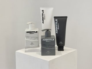 【白いボトル】マイナスケアの「ソフトシャンプー/トリートメント」／【グレーボトル】プラスケアの「モイストシャンプー/トリートメント」