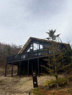 プレジデンシャルスイート「ポラリス」。一棟一棟適度に離れて建っているので、他の宿泊者を気にせずゆったりと過ごせるのが嬉しい。
