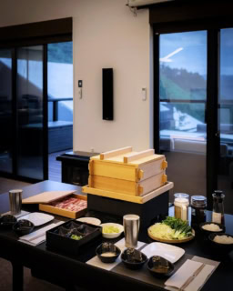 冬季の夕飯メニューは、信州味噌仕立ての海鮮鍋や国産特選牛のしゃぶしゃぶ、下仁田豚のせいろ蒸しなどがラインナップ。夏季は、霜降りのブランド肉と地元の高原野菜をふんだんに用いたプレミアムBBQが堪能できるそう。