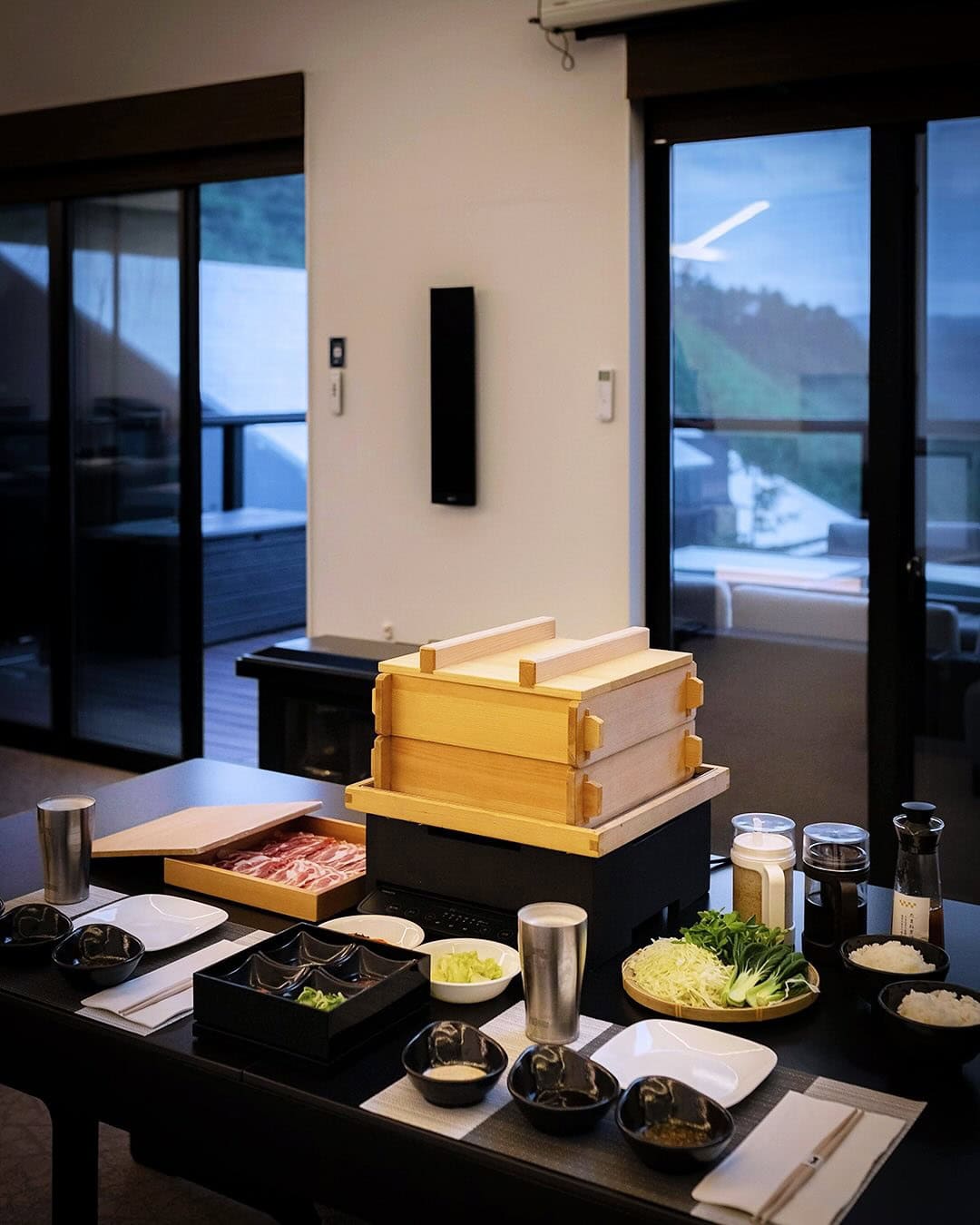 冬季の夕飯メニューは、信州味噌仕立ての海鮮鍋や国産特選牛のしゃぶしゃぶ、下仁田豚のせいろ蒸しなどがラインナップ。夏季は、霜降りのブランド肉と地元の高原野菜をふんだんに用いたプレミアムBBQが堪能できるそう。