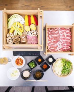 ジューシーな下仁田豚、色とりどりの野菜を使ったせいろ蒸し(冬季のみ)。新鮮な素材の美味しさに、お酒が進まないわけがありません(笑)。