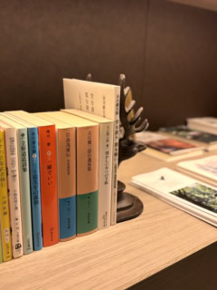 本棚には文庫本や絵本、雑誌など、老若男女問わず楽しめる書物が。本を忘れちゃった!という人もご安心を。