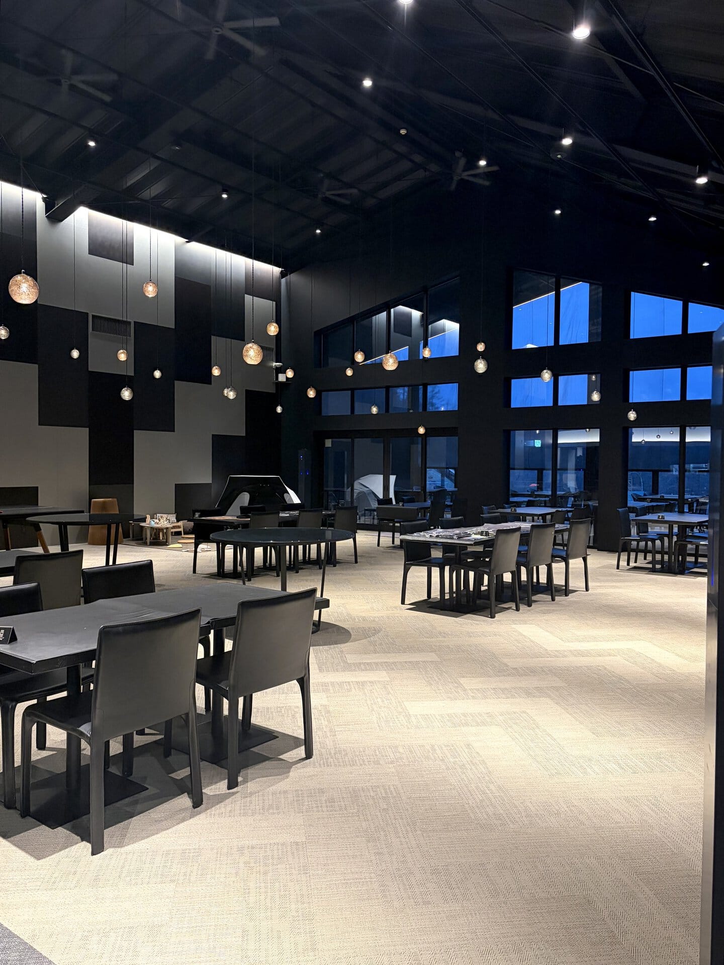 群馬や軽井沢の高原野菜を中心としたパスタやピザ、BBQを楽しめるレストラン「天空柁イニング」。昼間は大きな窓からたっぷりと光が降り注ぐ開放的な空間。テラスも完備。