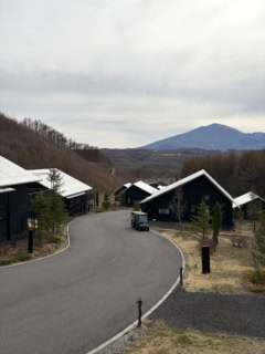 60,000㎡を超える広大な敷地には、全16棟の宿泊ヴィラやレストラン、温浴施設、ラウンジ、ドッグランを設置。