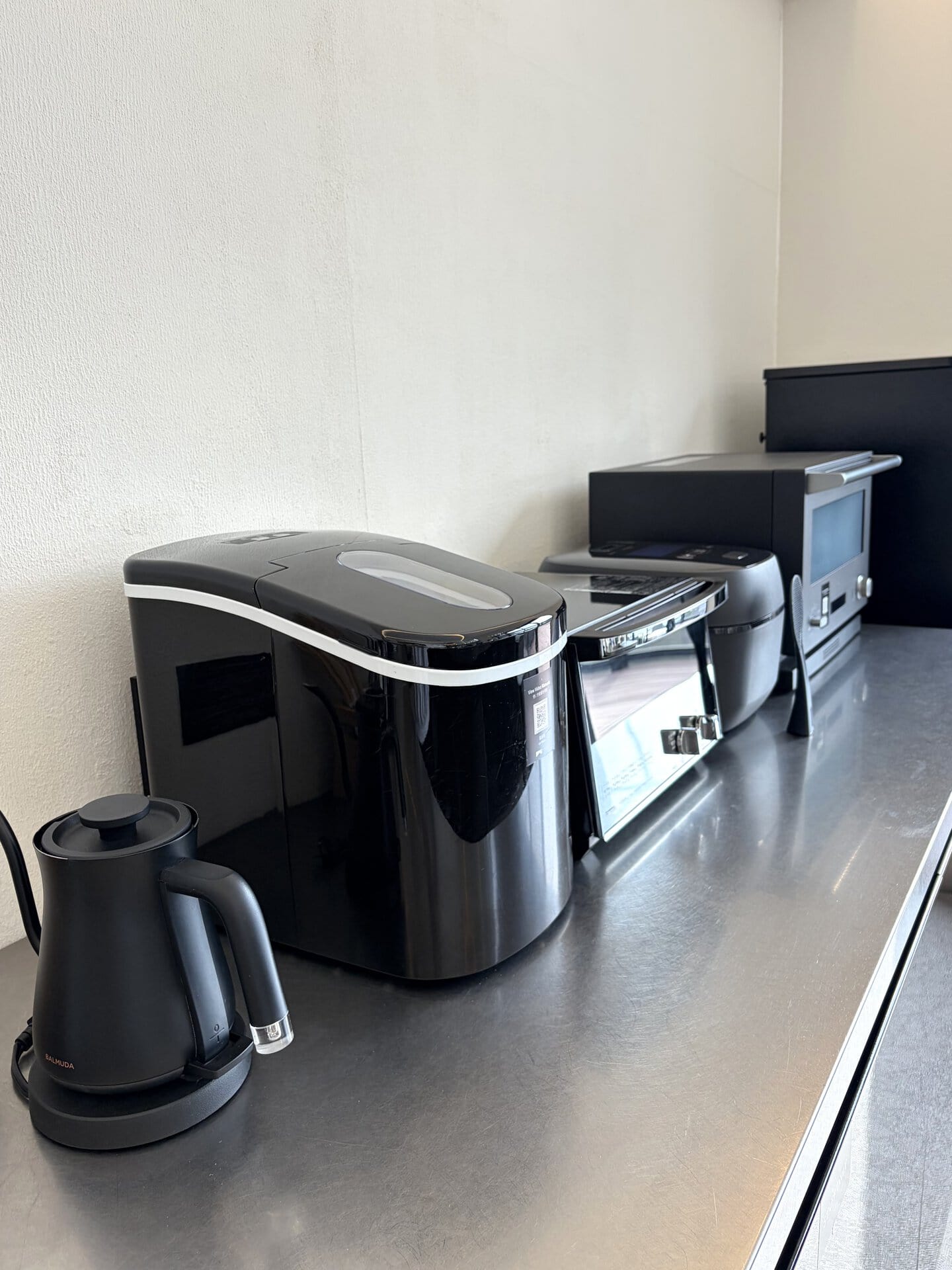 必要な調理家電はバルミューダ社などの名品が一式備え付けられており、朝食は自身で作るスタイルに。(※食品の持ち込みは基本的にご遠慮いただいているそうです)