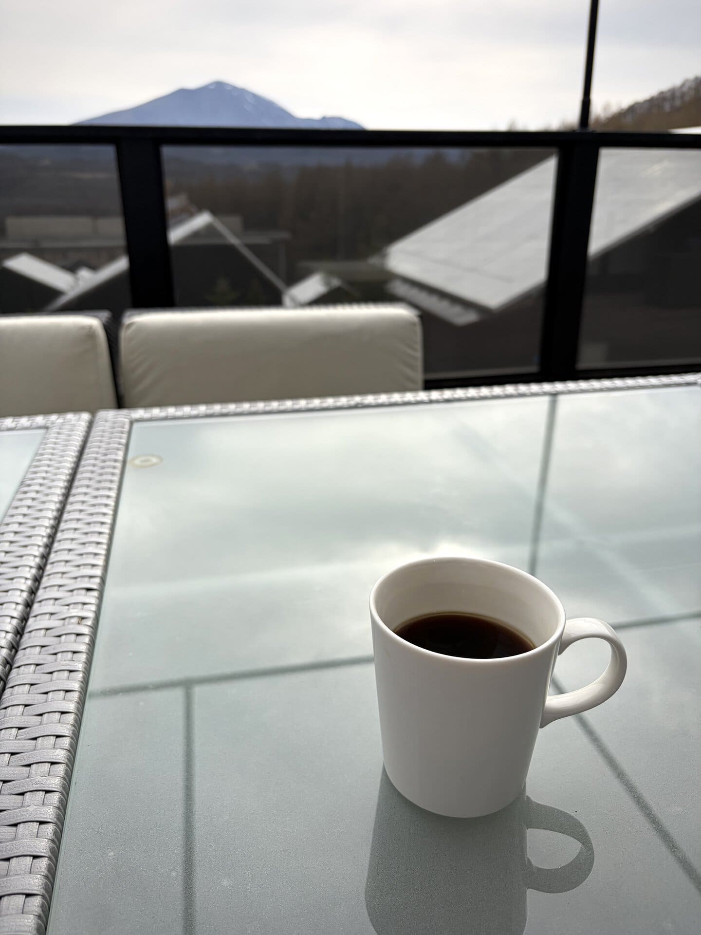 浅間山を眺めながらテラスで癒しの一杯。鳥のさえずりを聞きながら、読書をしたりウトウトしたり。