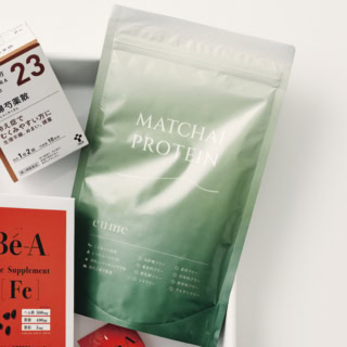 ホエイプロテインに有機抹茶と宇治抹茶、5つのチャイスパイス、低分子化コラーゲンをミックス。人工甘味料や保存料不使用。240g ¥3,580（イウミー）