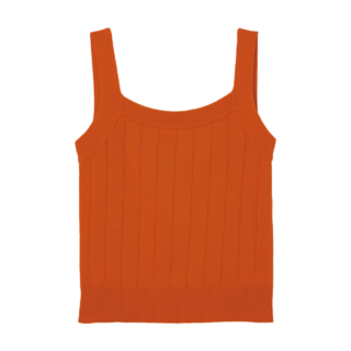 深みのあるオレンジは派手過ぎずトライしやすい。ニットキャミ¥25,300（エブール／リトルリーグ インク）