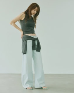 デニムパンツ¥57,200（クローズド／トヨダトレーディング プレスルーム）、アンサンブルニット¥55,000（ザハイライツ）、バングル¥19,800（メラキ／フラッパーズ）、サンダル¥31,900（イル サンダロ オブ カプリ／アマン）