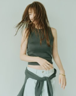 デニムパンツ¥57,200（クローズド／トヨダトレーディング プレスルーム）、アンサンブルニット¥55,000（ザハイライツ）、バングル¥19,800（メラキ／フラッパーズ）、サンダル¥31,900（イル サンダロ オブ カプリ／アマン）