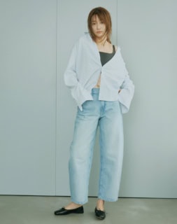 デニムパンツ¥27,500（カルバン・クライン／カルバン・クライン カスタマーサービス）、ビスチェ¥23,980（エイチ ビューティー＆ユース）、シャツ¥18,700（TW）、バレエシューズ¥31,900（スペルタ／フラッパーズ）