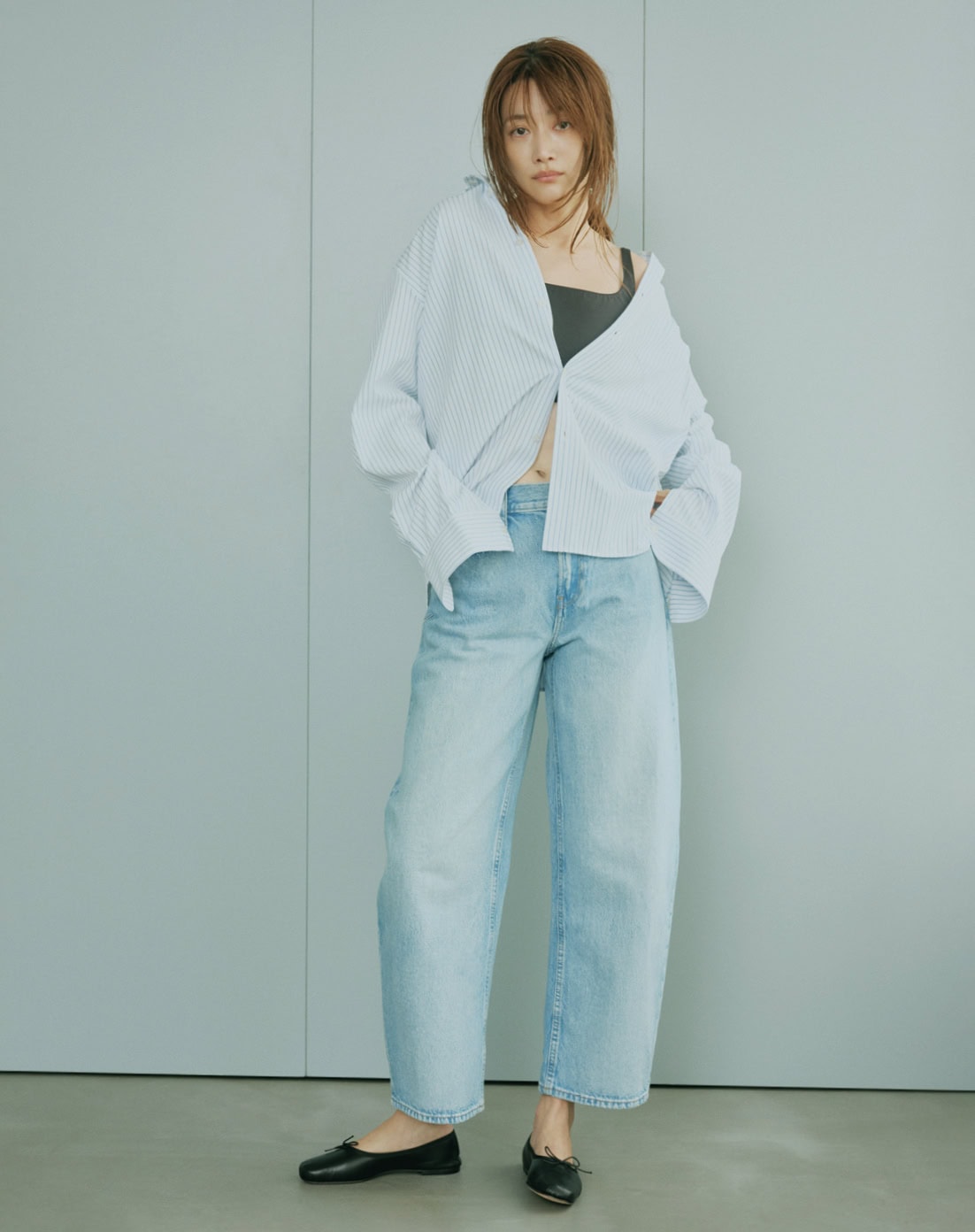 デニムパンツ¥27,500(カルバン・クライン/カルバン・クライン カスタマーサービス)、ビスチェ¥23,980(エイチ ビューティー&ユース)、シャツ¥18,700(TW)、バレエシューズ¥31,900(スペルタ/フラッパーズ)