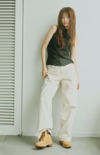 デニムパンツ¥52,800（ローエ／スティーブン アラン シンジュク）、トップス¥33,000（ヨー ビオトープ）、ブーツ¥30,800（ティンバーランド／VF ジャパン）