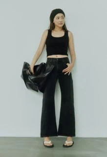 デニムパンツ¥17,600（リーバイス®｜ビオトープ／ビオトープ）、タンクトップ¥5,995（マウジー／バロックジャパンリミテッド）、バッグ¥99,000（フィボナッチ1123）、サンダル¥4,950（シー／エスストア）、その他はスタイリスト私物