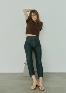 デニムパンツ¥18,480（マウジー／バロックジャパンリミテッド）、ニット¥18,700（プロタゴニスタ／アマン）、アイウェア¥50,600（サヴァージュ／プライベート アイズ アンド トラッカーズ）、サンダル¥12,100（ティキーズ／H3Oファッションビュロー）