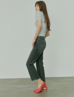デニムパンツ¥30,800（ネイル／エストネーション）、Tシャツ¥2,990（Gap）、シューズ¥36,300（ピッピシック）