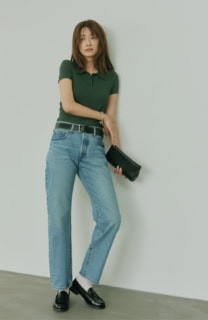 デニムパンツ¥16,500（リーバイス®／リーバイ・ストラウス ジャパン）、ポロシャツ¥22,000（クローズド／トヨダトレーディング プレスルーム）、ベルト¥75,900（マディソンブルー）、ブレスレット¥225,500（ジャスティン デイビス／ジャック・オブ・オール・トレーズ プレスルーム）、バッグ¥26,400（アンドミューク／アマン）、ローファー¥9,130（ハルタ）、ソックスはスタイリスト私物