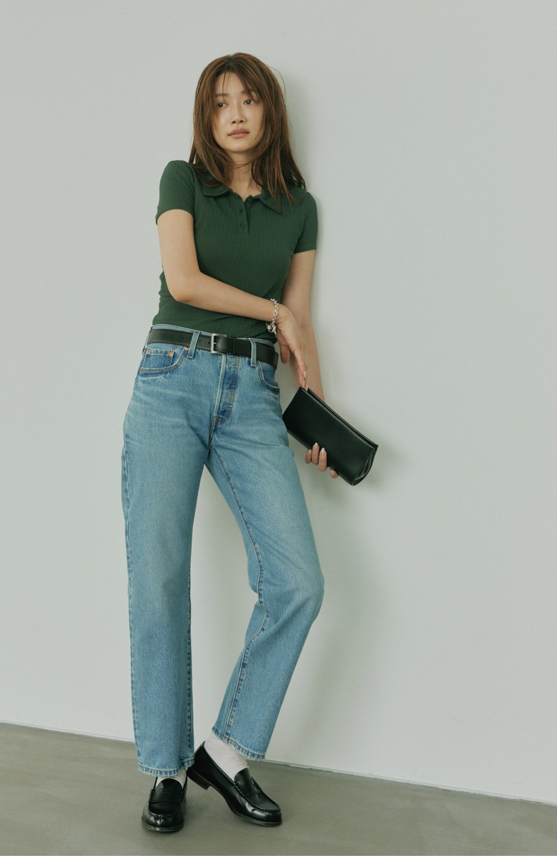 デニムパンツ¥16,500（リーバイス®／リーバイ・ストラウス ジャパン）、ポロシャツ¥22,000（クローズド／トヨダトレーディング プレスルーム）、ベルト¥75,900（マディソンブルー）、ブレスレット¥225,500（ジャスティン デイビス／ジャック・オブ・オール・トレーズ プレスルーム）、バッグ¥26,400（アンドミューク／アマン）、ローファー¥9,130（ハルタ）、ソックスはスタイリスト私物
