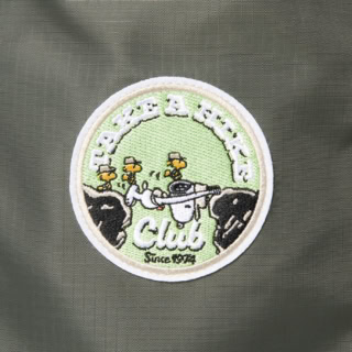 刺繍ワッペンがアクセントに。山登りの道中で、ウッドストックたちをアシストしてあげる心優しいスヌーピー。