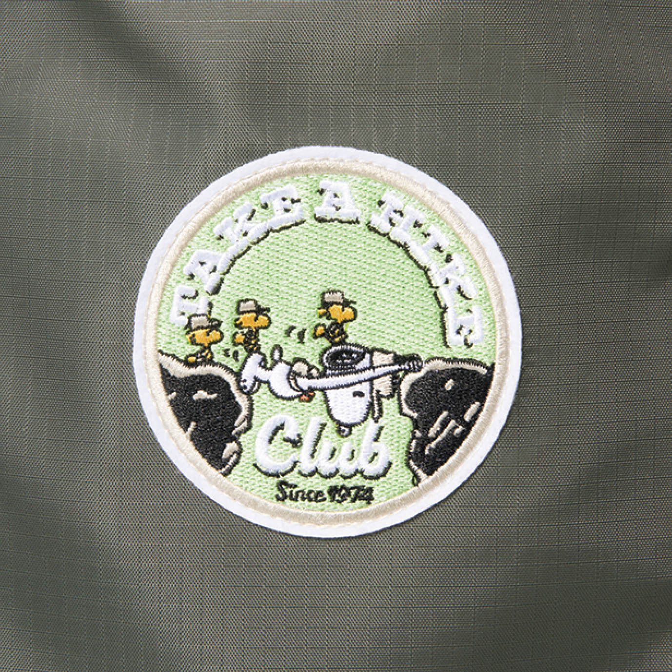 刺繍ワッペンがアクセントに。山登りの道中で、ウッドストックたちをアシストしてあげる心優しいスヌーピー。