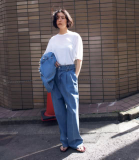 Tシャツ¥15,400、手に持ったデニムジャケット¥99,000、デニムパンツ¥49,500（全てチノ／モールド）、サンダル¥10,780（ル タロン／ル タロン 有楽町マルイ店）、インナーはスタイリスト私物