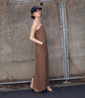 キャップ¥6,600(オム ガールズ×エイチ ビューティー&ユース)、キャミドレス¥48,950(エイチ ビューティー&ユース/共にエイチ ビューティー&ユース)、ブーツ¥49,500(ペリーコ サニー/アマン)