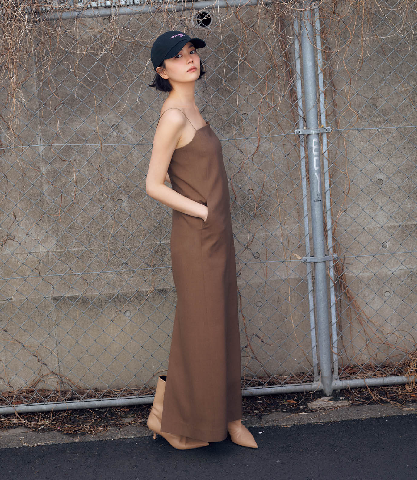 キャップ¥6,600（オム ガールズ×エイチ ビューティー＆ユース）、キャミドレス¥48,950（エイチ ビューティー＆ユース／共にエイチ ビューティー＆ユース）、ブーツ¥49,500（ペリーコ サニー／アマン）