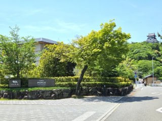 ホテルインディゴ犬山有楽苑は、名鉄「犬山遊園駅」から徒歩7分。木曽川沿いを歩いて行くと、丘の上に犬山城がお目見え!