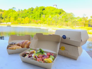 朝食BOXをテイクアウトし、オープンエアで朝食を。