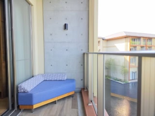 バルコニーのソファでお城や庭園を見ながら、ボーッとくつろぐ時間も贅沢!