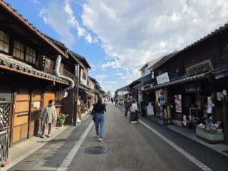 城下町にはご当地グルメを楽しめるお店や土産店などが軒を連ねる。