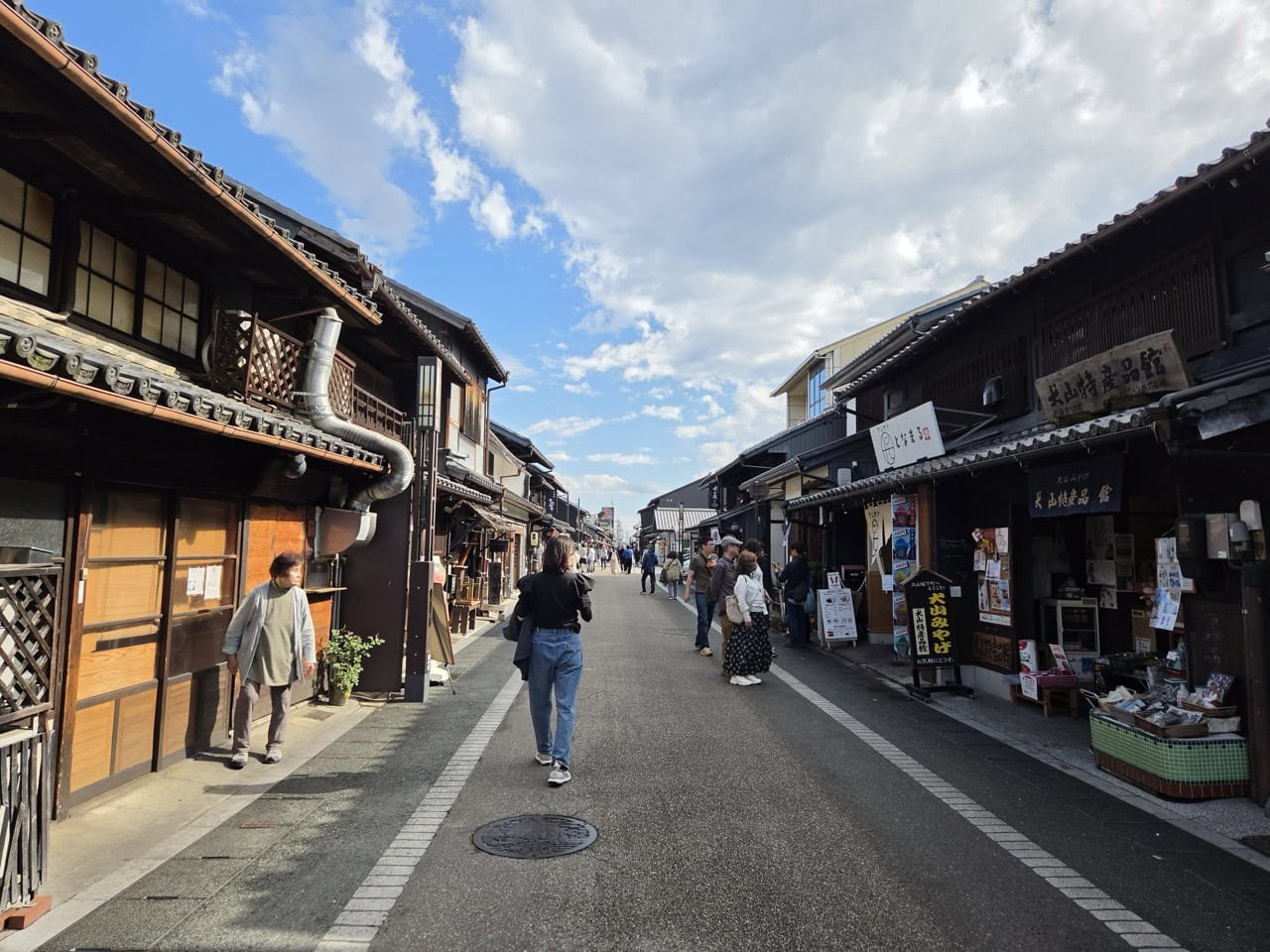 城下町にはご当地グルメを楽しめるお店や土産店などが軒を連ねる。