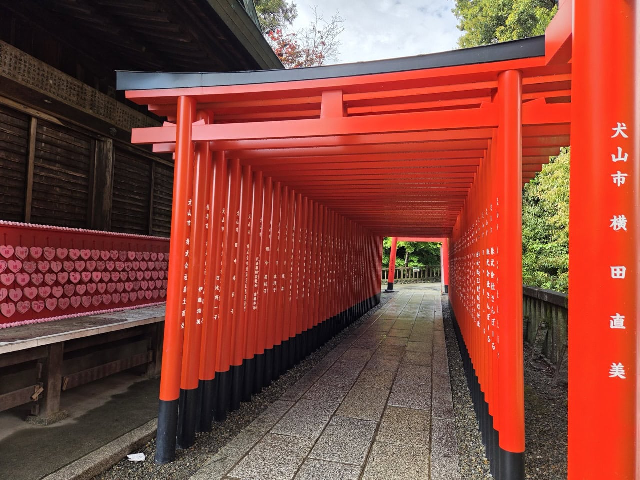 犬山城のふもとにある三光稲荷神社。ピンクのハートの絵馬で縁結び、銭洗い弁天で金運アップを祈願。