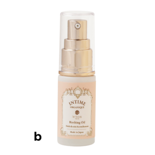 b 天然由来成分100％のマッサージオイル。潤いやハリのある弾力肌に。バーシングオイル 30mL ¥11,000（サンルイ・インターナッショナル）