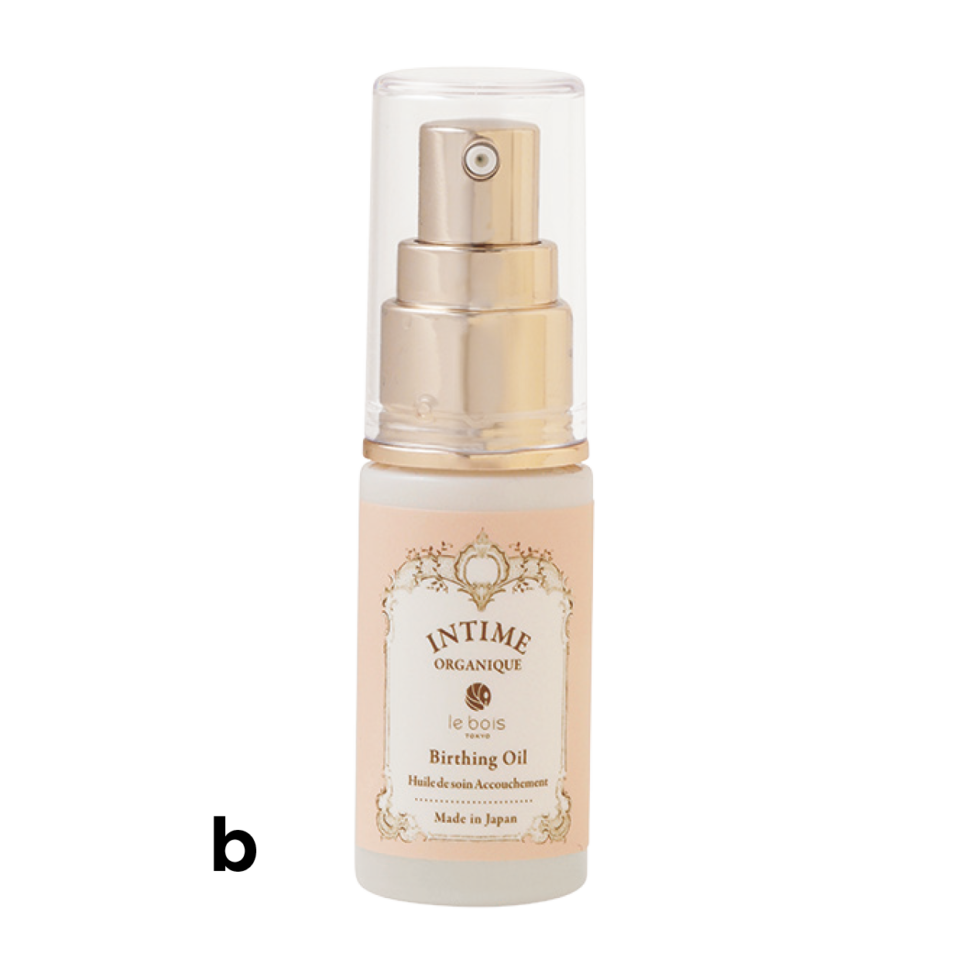 b 天然由来成分100％のマッサージオイル。潤いやハリのある弾力肌に。バーシングオイル 30mL ¥11,000（サンルイ・インターナッショナル）