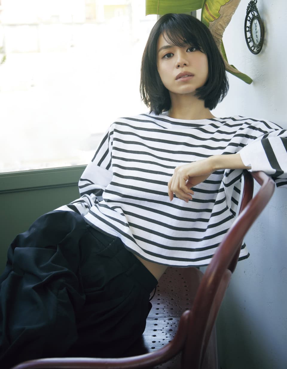 トップス¥17,600（ルミノア／コンテ 青山店）、パンツはスタイリスト私物