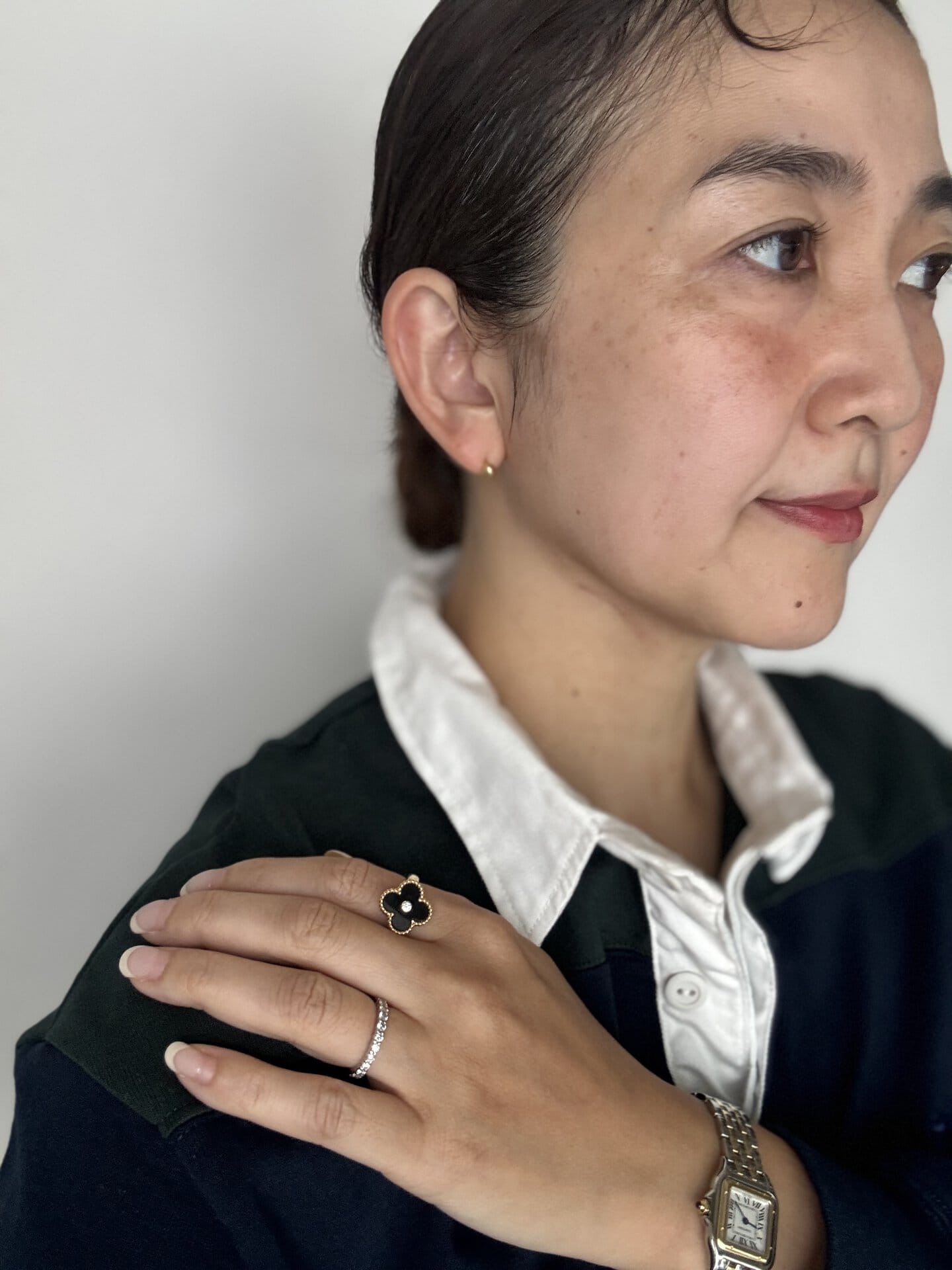 ポイントになるよう人差し指にサラッと。甘いモチーフもブラックのオニキスでキリリと引き締まる。
