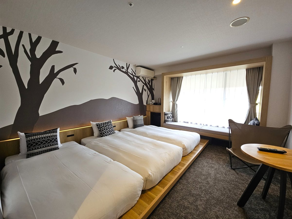 ホテルにはさまざまなタイプの部屋があり。3～4人で泊まれる部屋もあるので、グループ旅、家族旅にもおすすめ。