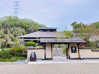 リゾートの敷地内にある「十界の湯」。 10:00〜24:00 (最終受付 23:00)までオープン。
