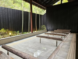 リラックス感の高い寝湯。温泉でほてったからだを休ませるのにも◎。