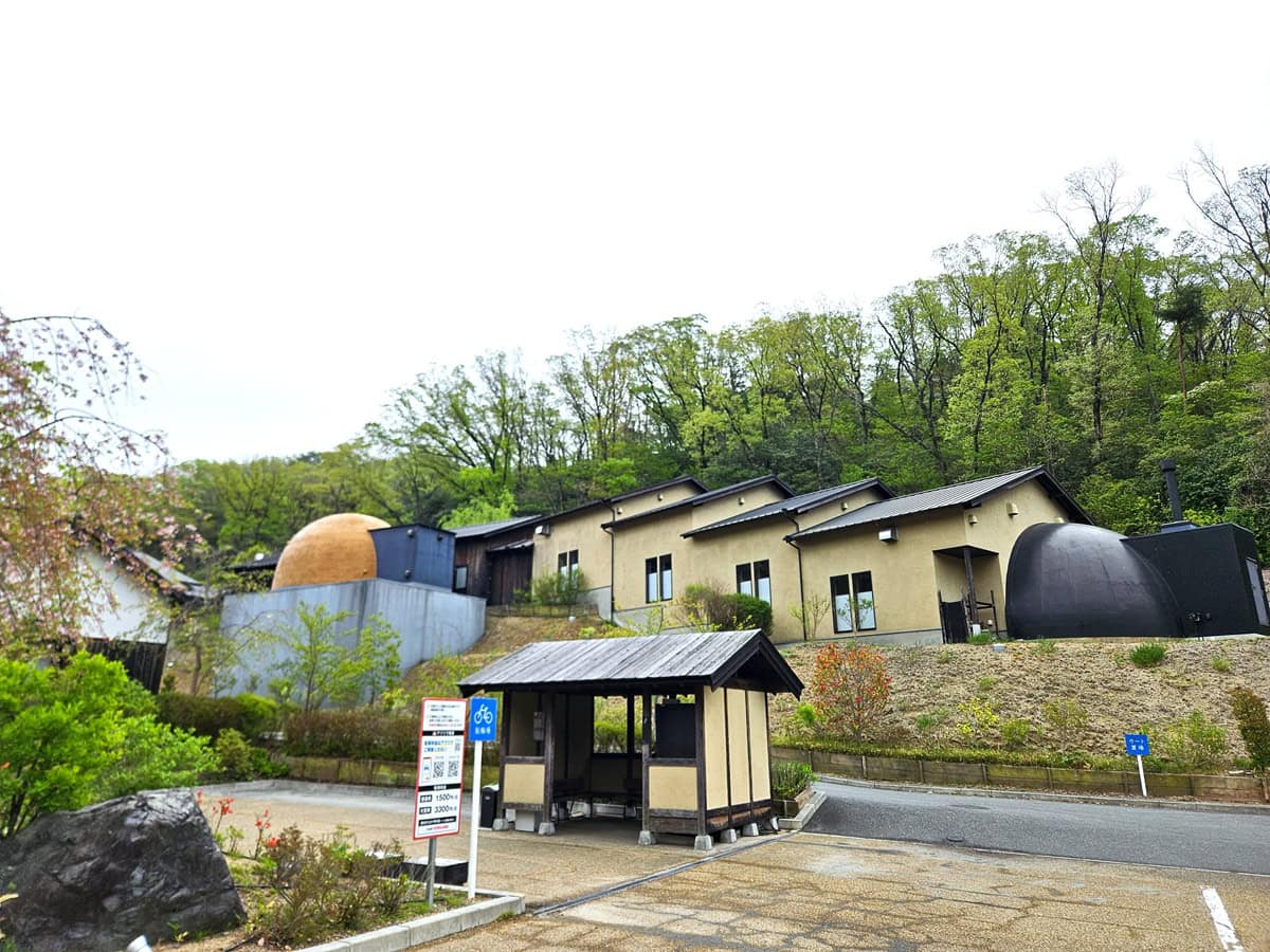 エントランス右手に見えるこの建物、なんだろうと思ったら…この部分が岩盤浴エリアでした。