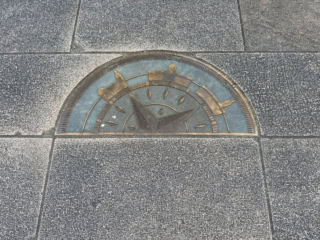 神奈川県庁前には「横浜三塔」を一望できるスポットが。日本大通り駅から県庁方面へ1分程度歩くと、足元にこちらの目印が!
