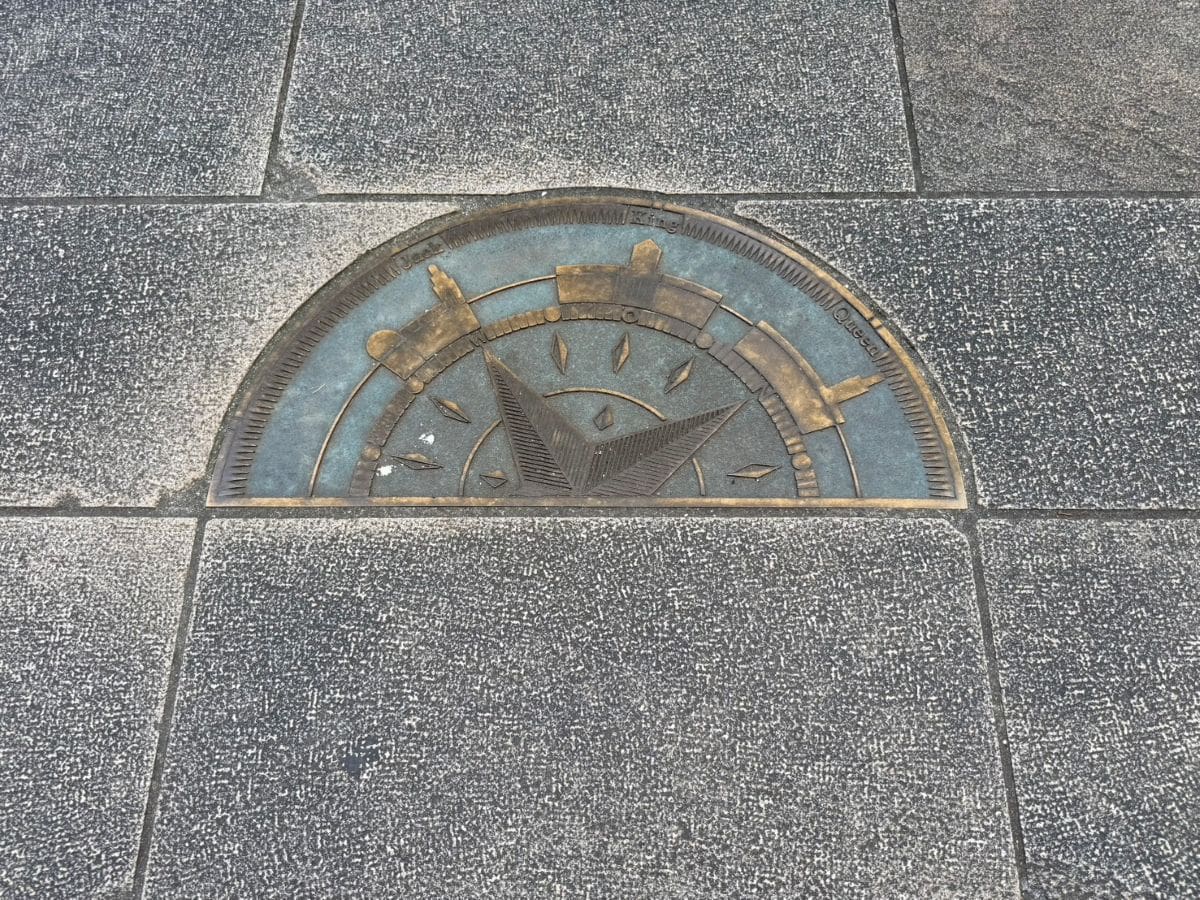 神奈川県庁前には「横浜三塔」を一望できるスポットが。日本大通り駅から県庁方面へ１分程度歩くと、足元にこちらの目印が！