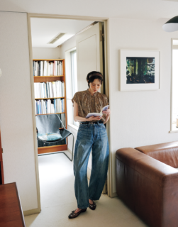 ブラウス¥12,100(ジャーナル スタンダード)、デニムパンツ¥39,600(ダラ)、ベルト¥26,400(プントヴィータ)、シューズ¥26,950(ヘヴンリー ジェリー)、カチューシャ¥6,600(フィカレ/全てジャーナル スタンダード 自由が丘店)